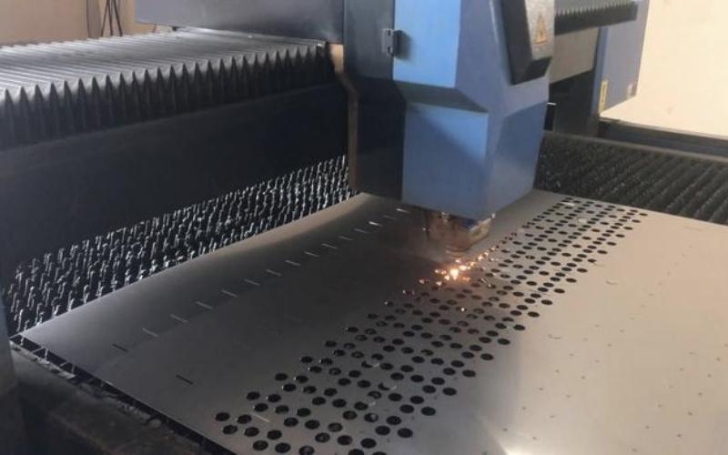 Gia công cắt sắt bằng laser