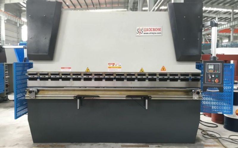 Máy chấn thủy lực thao tác tốt trên các tấm kim loại dày, cứng